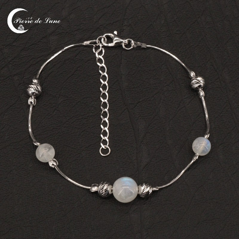 Bracelet femme (Pythie) ajustable avec perle centrale 8mm et latérales 6mm en Pierre de Lune.