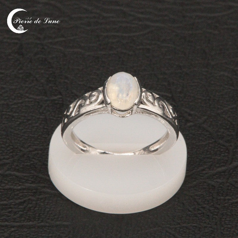 Bague femme délicate (Solène) portée, pierre de lune ovale scintillante et fine monture.