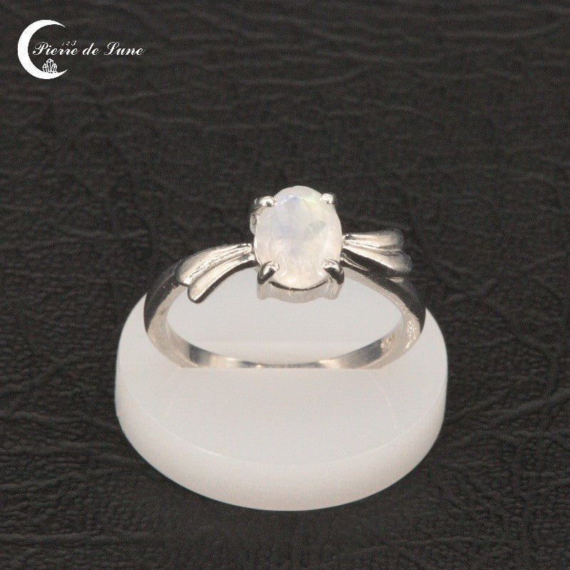 Bague femme (Théia) légère portée, montrant la taille équilibrée 6x8mm de la pierre facettée.