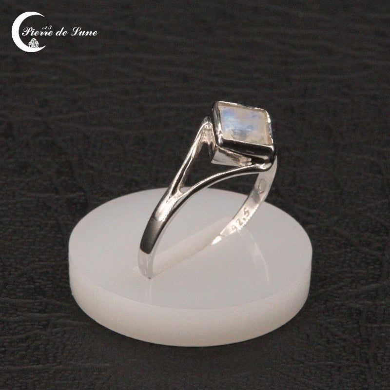 Détail monture fine hypoallergénique argent rhodié Bague (Laurence) légère.