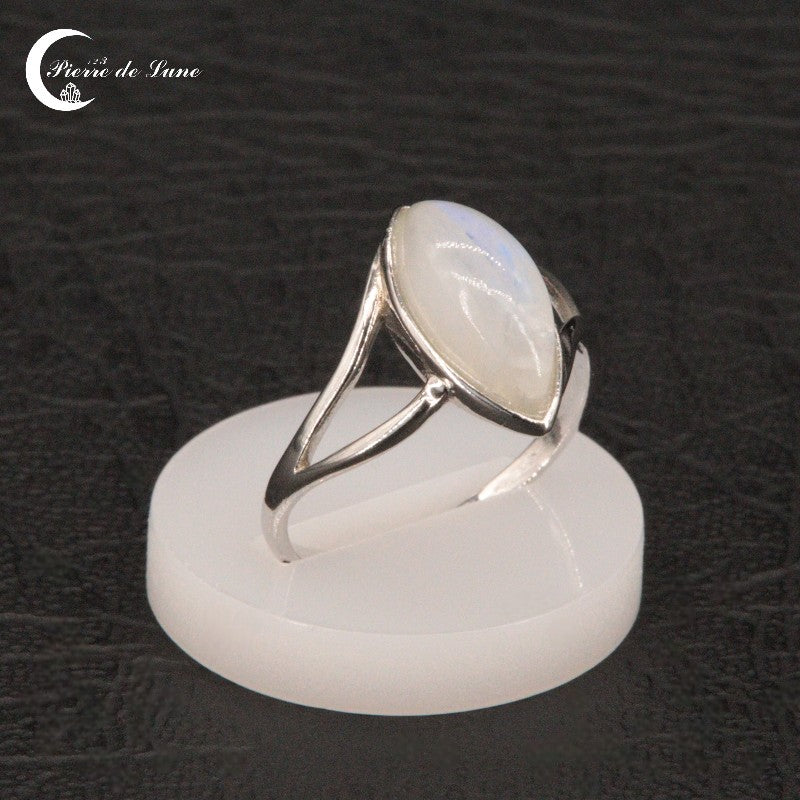Silhouette raffinée de la Bague Pierre de Lune (Nysa) marquise cabochon.