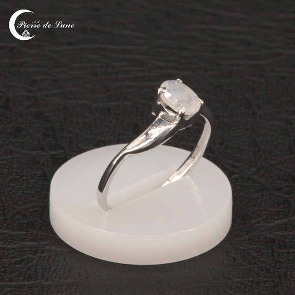 Détail de la monture délicate hypoallergénique en argent rhodié Bague (Cassandra) légère.