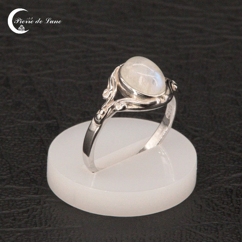 Vue de dessus Bague (Helxine) montrant la pierre 6x8mm et les détails de la monture.