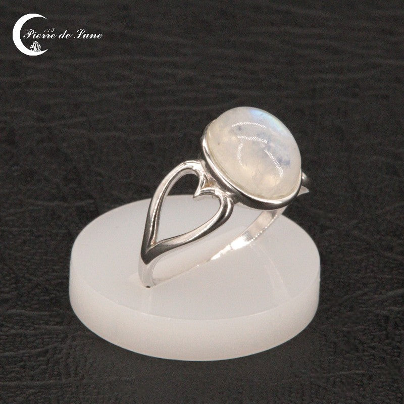 Détail de la pierre de lune ovale 8x10mm et de la monture de la Bague (Thalia).