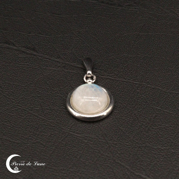 Détail de la finition brillante rhodiée du pendentif Pierre de Lune (Rhodos)