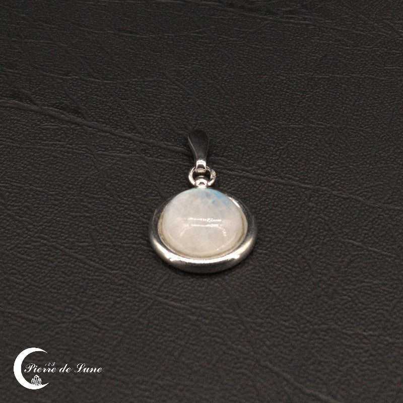 Détail de la finition brillante rhodiée du pendentif Pierre de Lune (Rhodos)