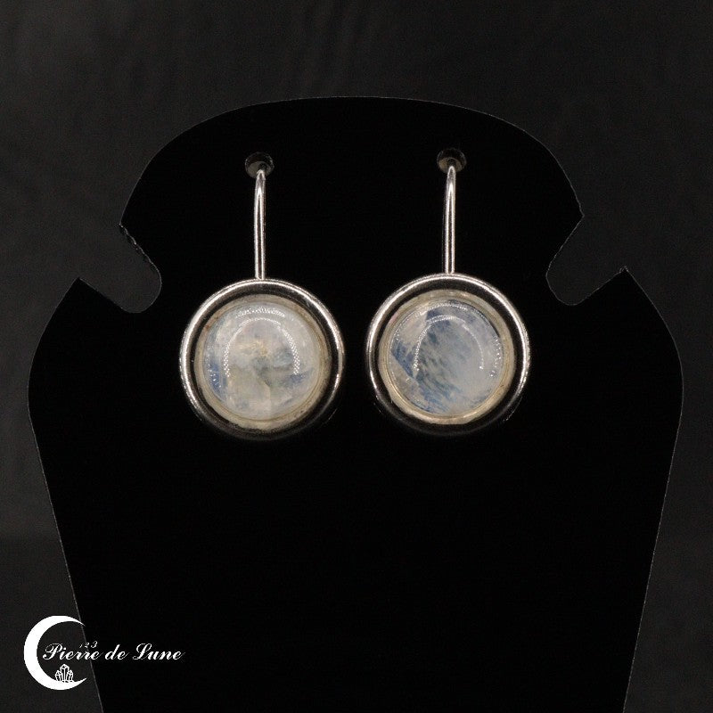 Gros plan sur une Boucle d'oreille en Pierre de Lune (Cybèle) montrant la rondeur parfaite de la pierre.