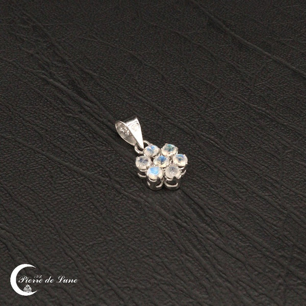 Vue détaillée du pendentif Pierre de Lune (Marguerite) montrant l'assemblage délicat des pierres naturelles