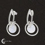 Boucles d'oreilles (Iole) en pierre de lune, légèreté et confort assurés.
