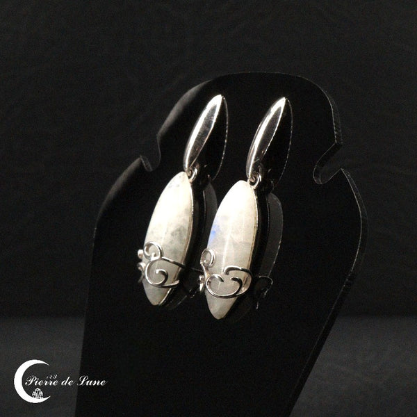 Boucles d'oreilles (Chryséis) en pierre de lune naturelle, design allongé, sur fond noir