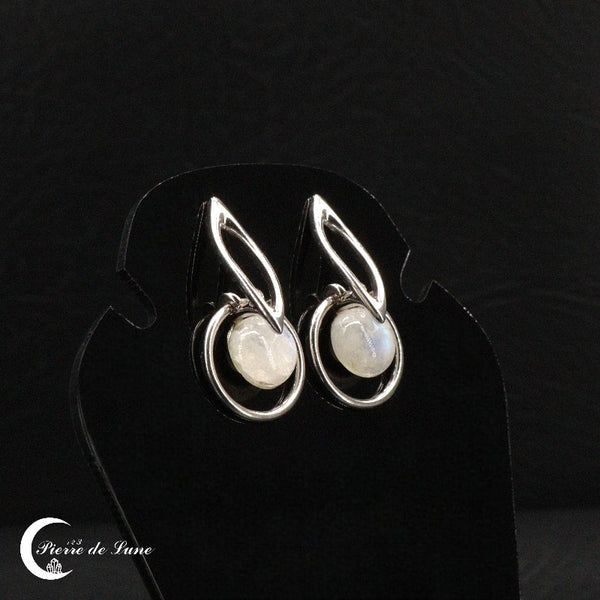 Focus sur la pierre de lune de 8mm de la boucle d'oreille (Iole) et sa finition cabochon