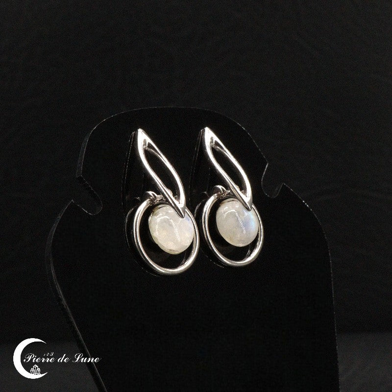 Focus sur la pierre de lune de 8mm de la boucle d'oreille (Iole) et sa finition cabochon