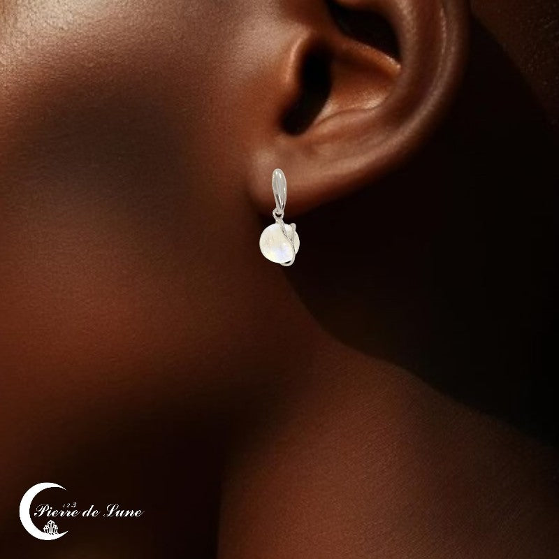 Présentation élégante des Boucles d'oreilles Pierre de Lune (Merveille) 123 Pierre de Lune.