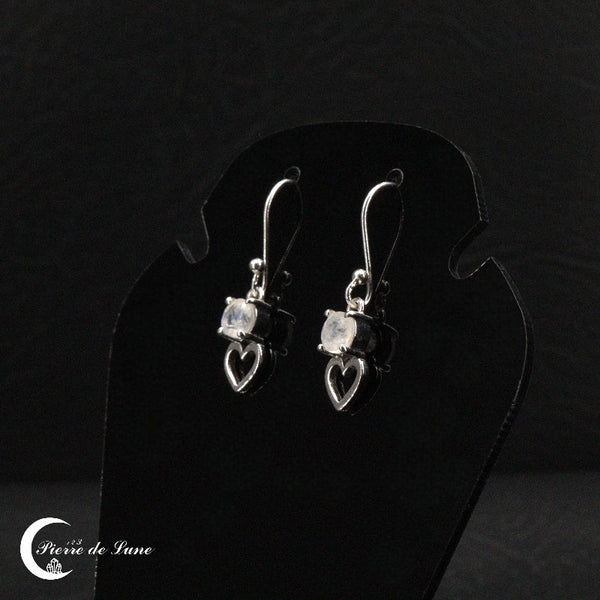 Reflets bleutés des Boucles d’oreilles Pierre de Lune (Merveille)