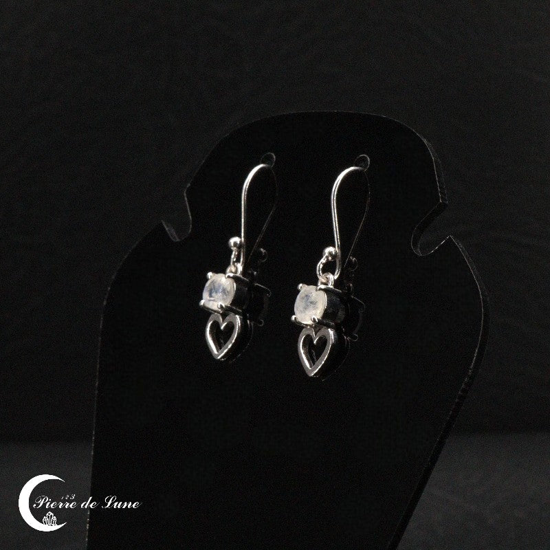 Reflets bleutés des Boucles d’oreilles Pierre de Lune (Merveille)
