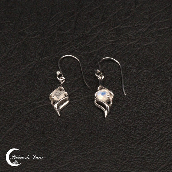 Présentation délicate des Boucles d'oreilles (Odéone) en argent rhodié, sur fond noir