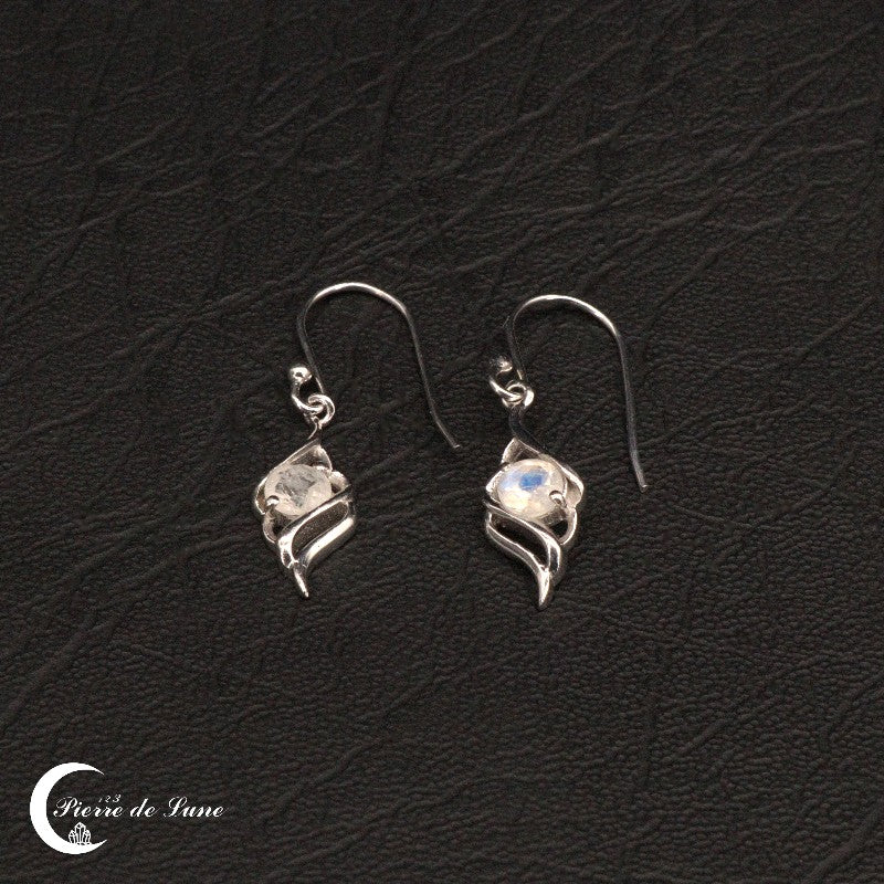 Présentation délicate des Boucles d'oreilles (Odéone) en argent rhodié, sur fond noir