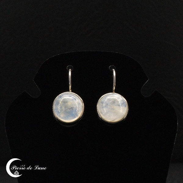 Gros plan sur la pierre de lune ronde des Boucles d'oreilles (Daphné)