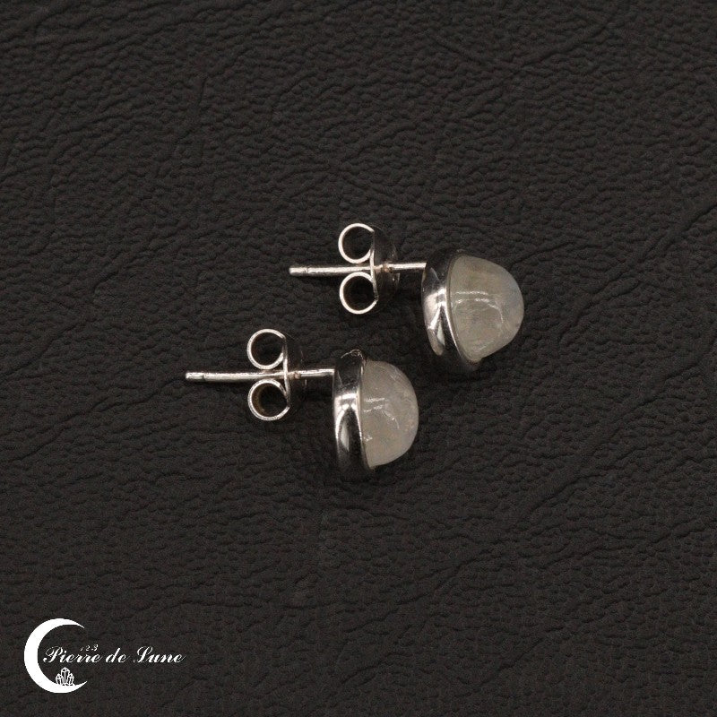 L'éclat irisé d'une pierre de lune sur les Boucles d'oreilles (Artemisia) en argent.
