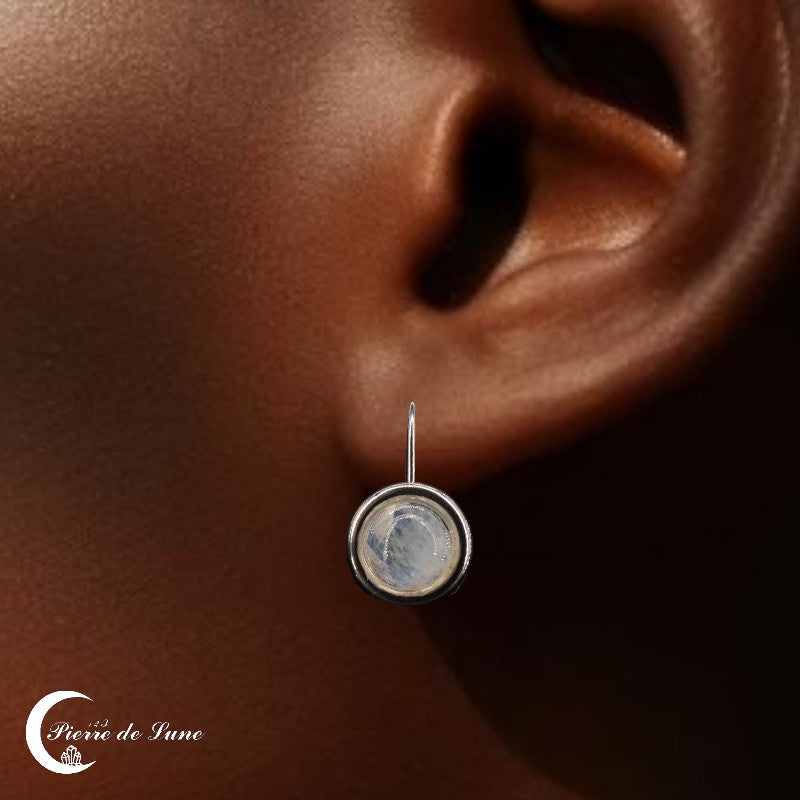 Reflets nacrés d'une pierre de lune sphérique sur les Boucles d'oreilles (Cybèle).