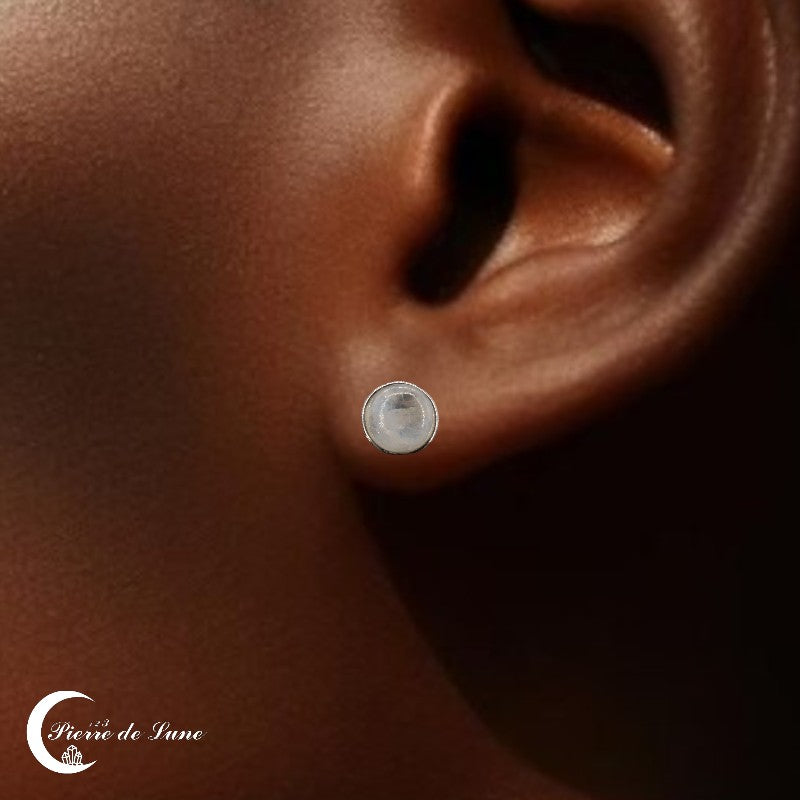 Lumière capturée par la pierre de lune ronde des Boucles d'oreilles puces (Eclat).