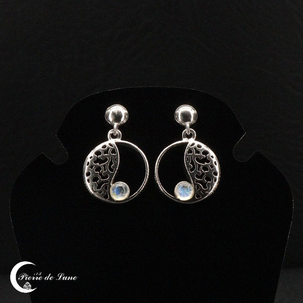 Gros plan sur la pierre de lune de 4mm des Boucles d'oreilles (Eclipse)