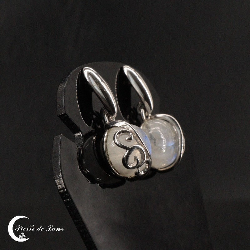 Détail de la monture en argent rhodié des Boucles d'oreilles (Harmonie) avec large pierre de lune.