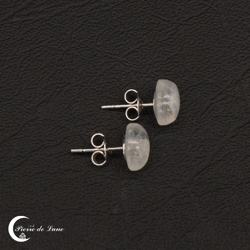 Reflets bleutés caractéristiques d'une pierre de lune sur les Boucles d'oreilles (Précieuse).