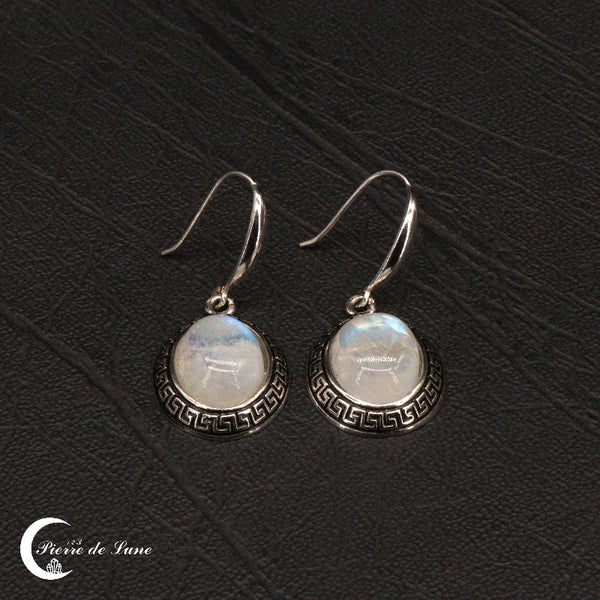 Boucles d'oreilles (Lysandre) en pierre de lune, design crochet, sur cuir noir