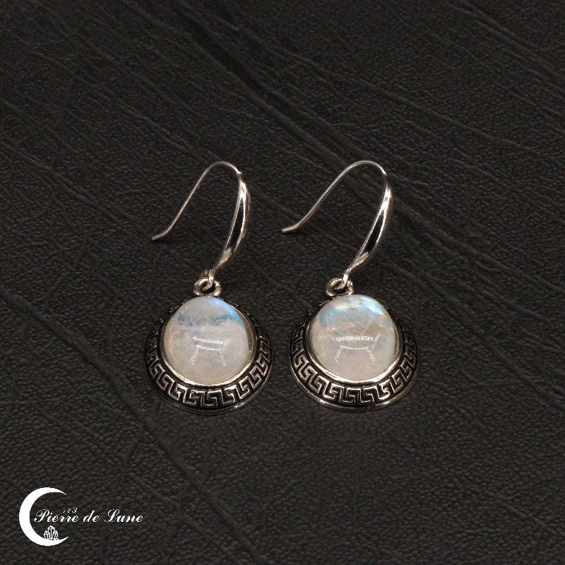 Boucles d'oreilles (Lysandre) en pierre de lune, design crochet, sur cuir noir