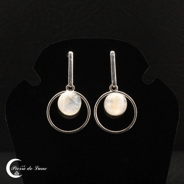 Gros plan sur la pierre de lune cabochon des Boucles d'oreilles (Luna)
