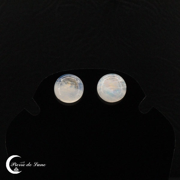 Vue rapprochée des pierres de lune cabochon des Boucles d'oreilles (Lunaria)