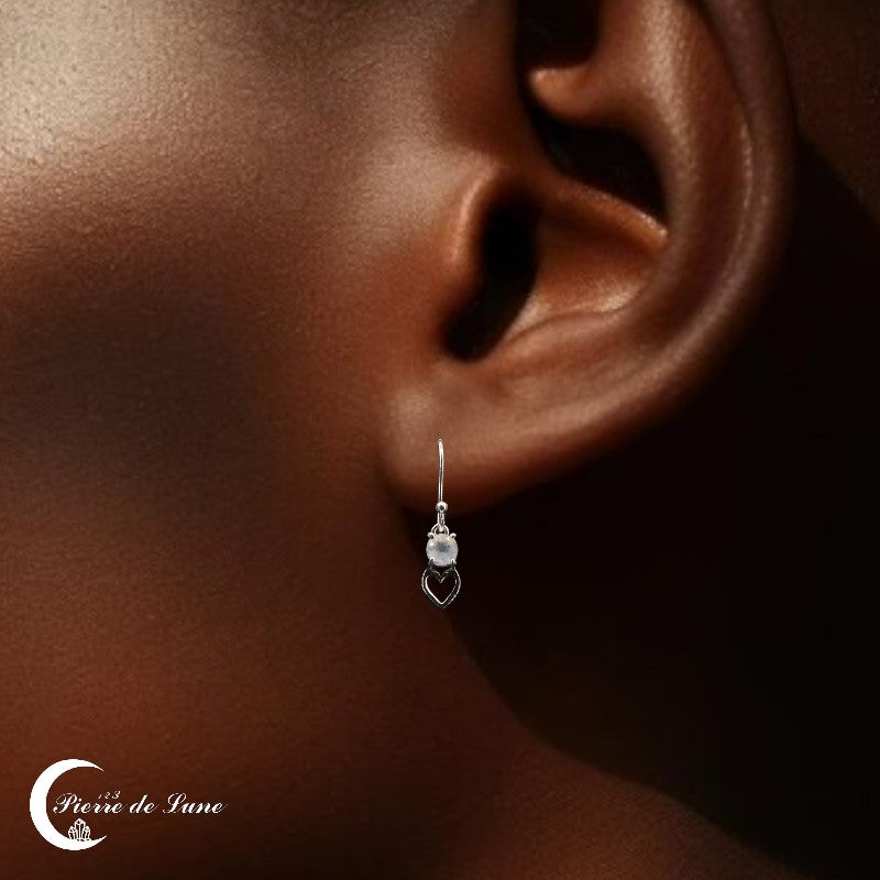 Boucles d’oreilles(Merveille) portées, éclat naturel de la pierre facettée