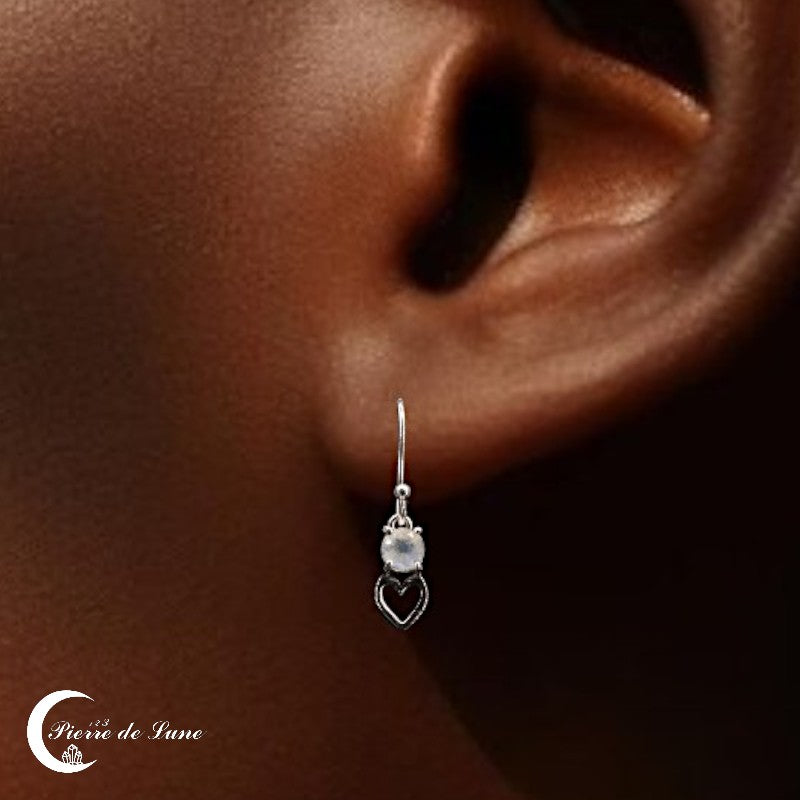 Vue rapprochée de la pierre naturelle des Boucles d’oreilles Pierre de Lune (Merveille)