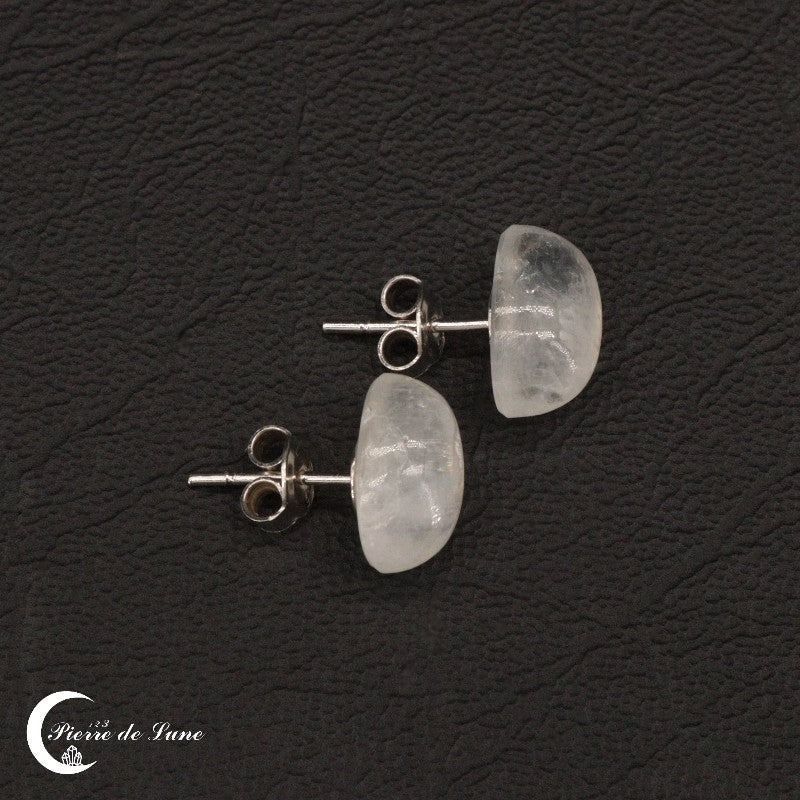 Détail de la monture épurée en argent rhodié de la Boucle d'oreille (Fantaisie).