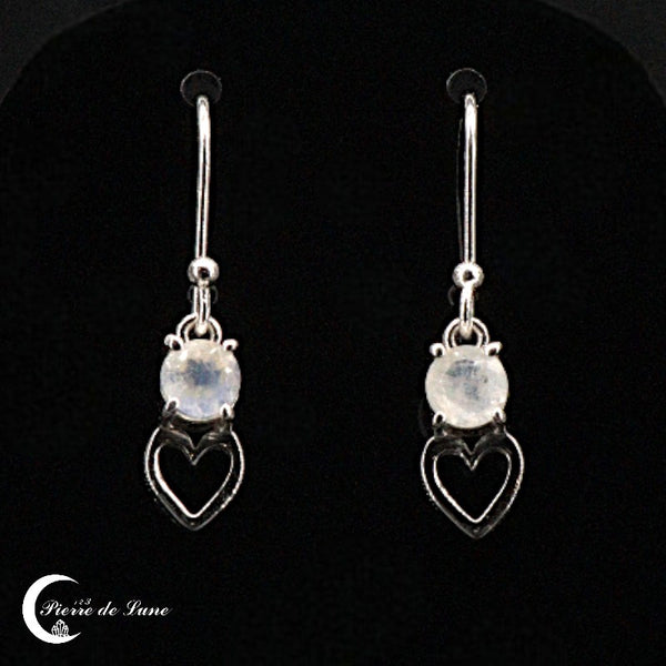 Boucles d’oreilles (Merveille) sur fond sombre, brillance des facettes