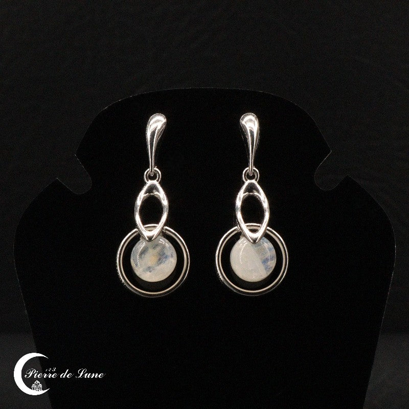 Détail d'une boucle d'oreille Pierre de Lune (Althéas) montrant la pierre et la monture