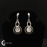 Détail d'une boucle d'oreille Pierre de Lune (Althéas) montrant la pierre et la monture