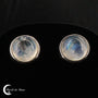 Paire de Boucles d'oreilles Pierre de Lune (Artemisia) avec pierres rondes serties sur argent rhodié.