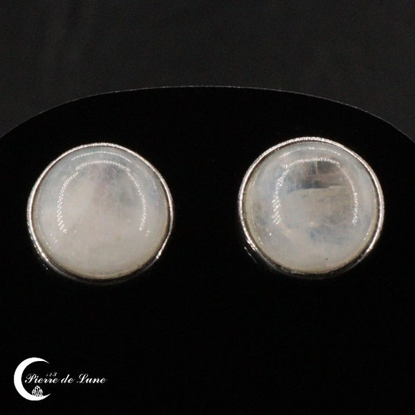 Paire de puces d'oreilles Pierre de Lune (Eclat) avec pierres rondes de 8mm sur monture argent.