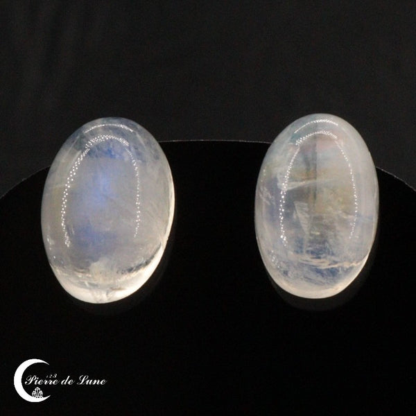 Paire de Boucles d'oreilles Pierre de Lune (Fantaisie) avec grandes pierres ovales blanches sur argent.
