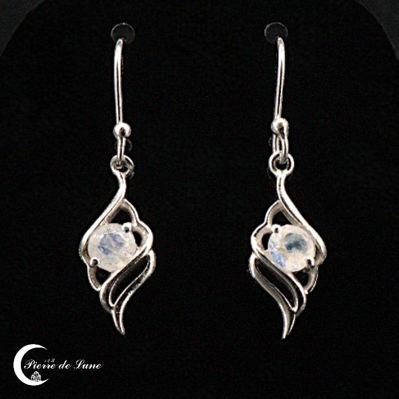 Gros plan sur le scintillement des pierres facettées des Boucles d'oreilles (Odéone)