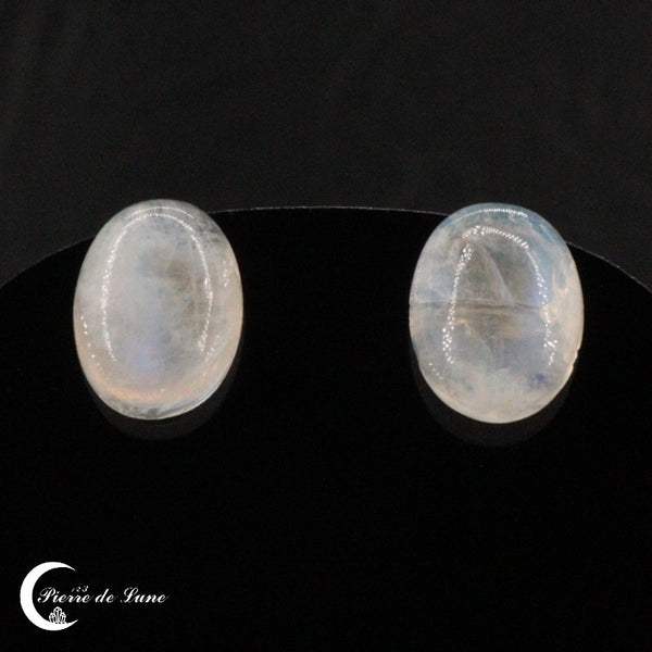 Paire de Boucles d'oreilles Pierre de Lune (Précieuse) avec pierres ovales sur monture argent.