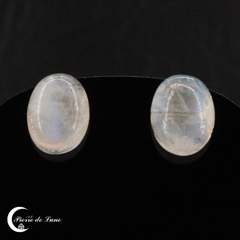 Paire de Boucles d'oreilles Pierre de Lune (Précieuse) avec pierres ovales sur monture argent.