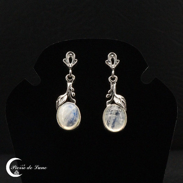 Vue détaillée de la pierre de lune ovale des Boucles d'oreilles (Pomone)
