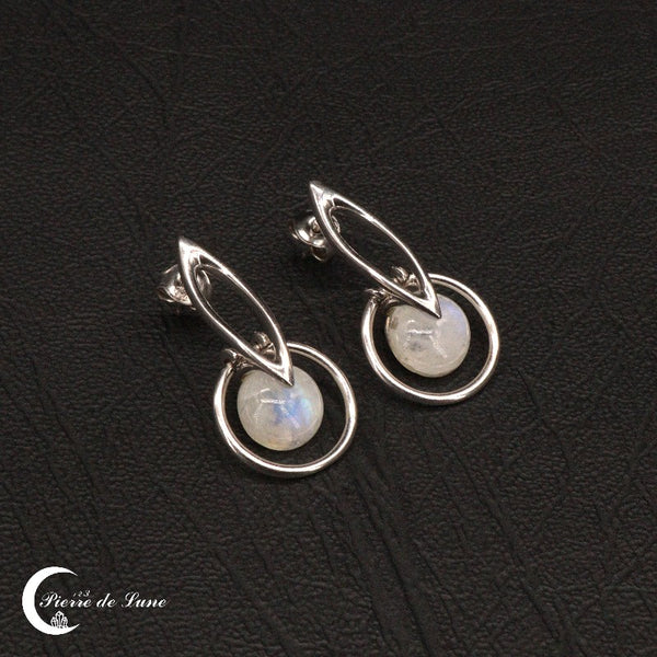 Boucles d'oreilles pendantes (Iole) en pierre de lune sur fond noir