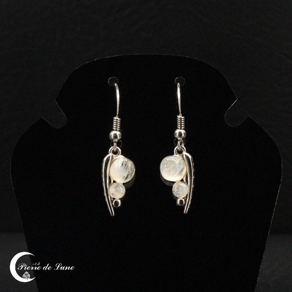 Vue détaillée des pierres de lune de 4mm et 6mm des Boucles d'oreilles (Séléna)