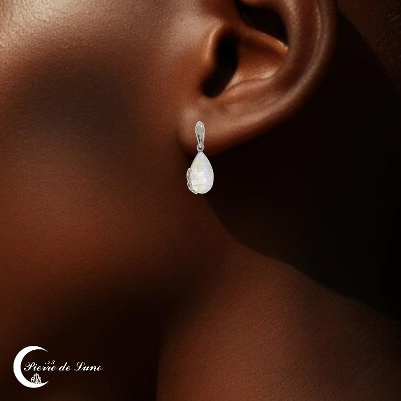 Modèle Sérénité : Boucles d'oreilles Pierre de Lune portées, élégance affirmée.