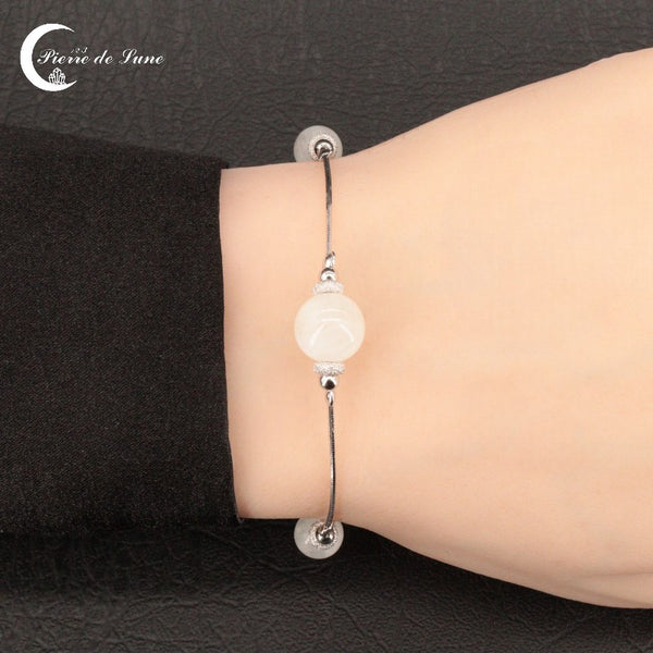 Vue détaillée des 3 perles imposantes (10mm, 8mm) du Bracelet Pierre de Lune (Acantha).