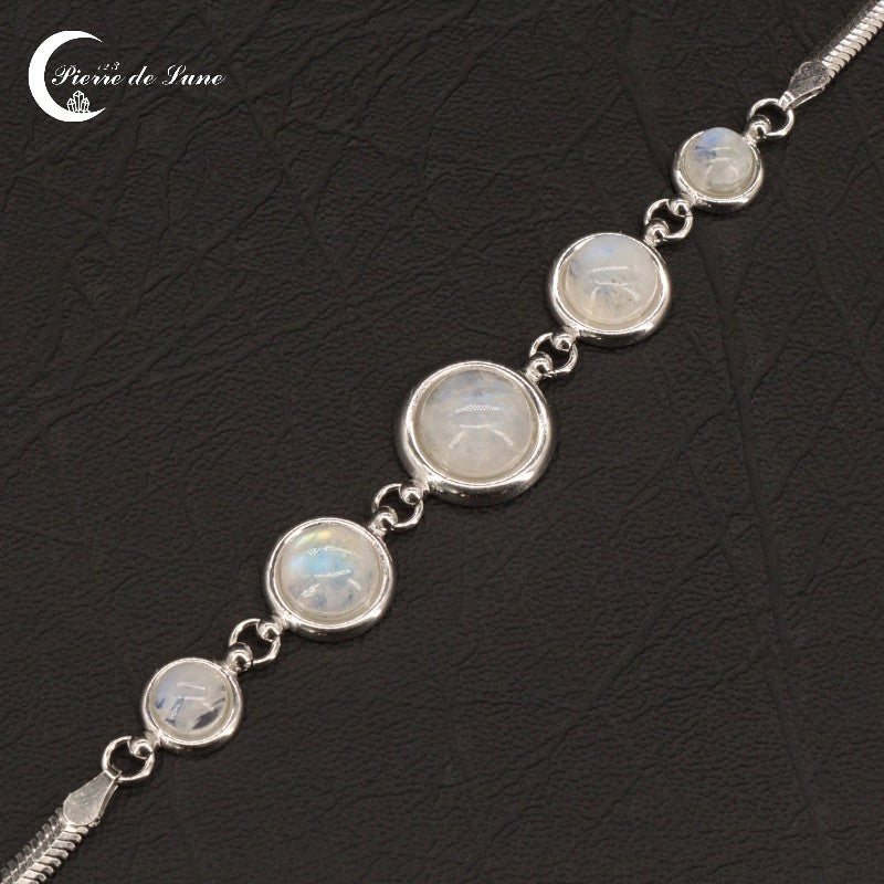 Élégant Bracelet (Calliope) hypoallergénique, 5 Pierres de Lune cabochon tailles dégressives.